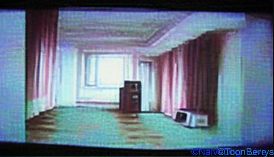 1999年に起こったある事件、手がかりになるVHSビデオから謎を探せ! 1 vhs風のイラスト